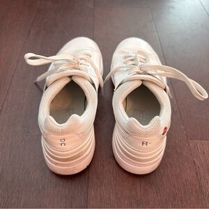 On Women's THE ROGER Advantage Shoes - Size 9 - White/White